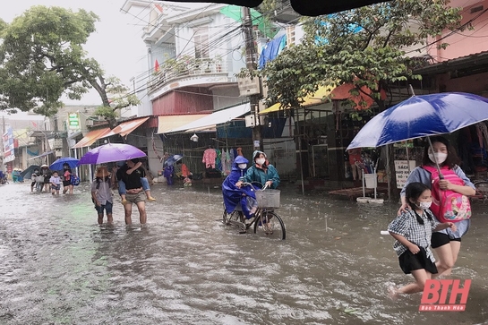 Mưa lớn kéo dài, học sinh ven biển bì bõm lội nước vì nhiều tuyến đường ngập nặng