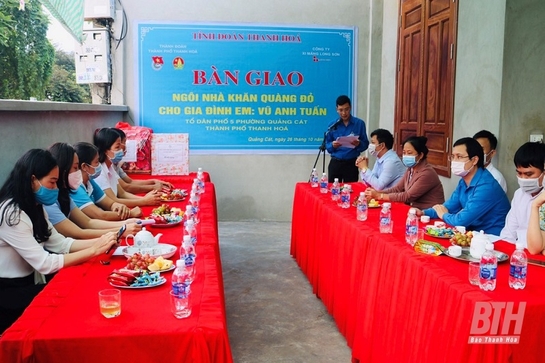 Bàn giao “Ngôi nhà khăn quàng đỏ” cho em Vũ Anh Tuấn, phường Quảng Cát