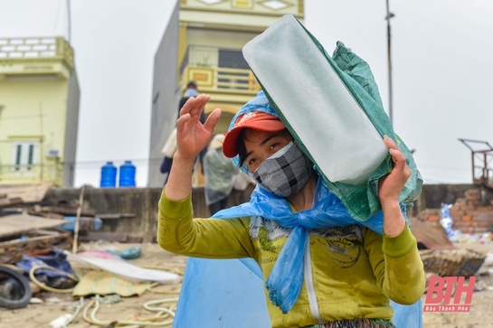 Những người phụ nữ vác “mùa đông” trên vai