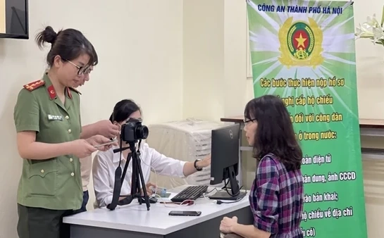 Tạm dừng cấp hộ chiếu phổ thông theo mẫu cũ