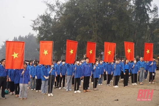 Ra quân làm sạch biển và hưởng ứng Chương trình những bước chân vì cộng đồng chặng 9 - năm 2023