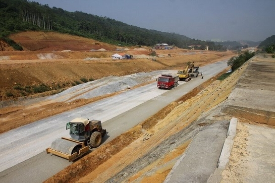 Phê duyệt hỗ trợ đầu tư đường nối bản Hang đi bản Eo Kén