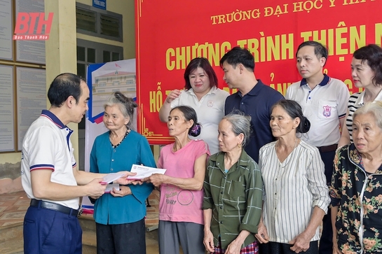 Đoàn thiện nguyện Trường Đại học Y Hà Nội tặng quà gia đình bị ảnh hưởng do bão số 3 ở xã Thành Trực