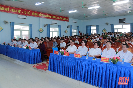 Nguyên Phó Chủ tịch Thường trực Quốc hội Tòng Thị Phóng thăm, tặng quà tại huyện Cẩm Thủy