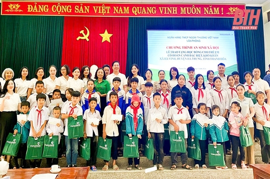 Trao tặng 30 suất quà cho trẻ em khó khăn xã Hà Vinh (Hà Trung)