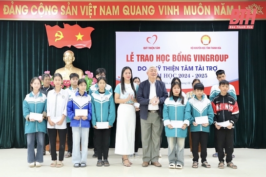 227 học sinh nghèo vượt khó học giỏi nhận học bổng từ Quỹ Thiện Tâm