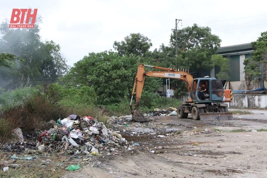 Xử lý rác thải trước cổng chào phố Tân Lập, phường Đông Thọ