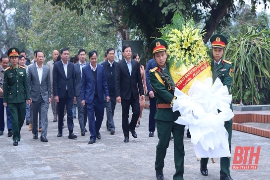 Phó Chủ tịch UBND tỉnh Mai Xuân Liêm viếng nghĩa trang liệt sỹ; thăm, chúc Tết một số đơn vị, gia đình chính sách tại huyện Hà Trung và thị xã Bỉm Sơn