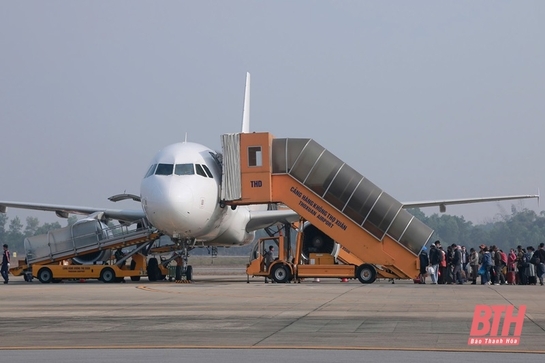 Nhộn nhịp những chuyến bay đưa người xa quê về vui Tết, đón Xuân