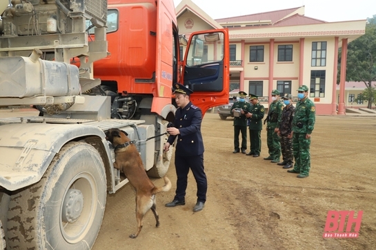 Cơ quan hải quan sử dụng chó nghiệp vụ ngăn chặn ma túy qua Cửa khẩu Quốc tế Na Mèo