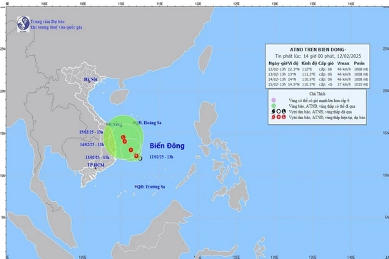 Áp thấp nhiệt đới trên Biển Đông di chuyển chậm và suy yếu