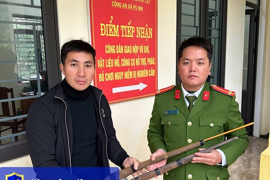 Công an xã Pù Nhi vận động Nhân dân m m88 súng tự chế