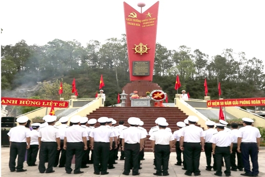 Dâng hương tưởng m88 the thao các anh hùng liệt sĩ tại Bia di tích Chiến thắng Lạch Trường