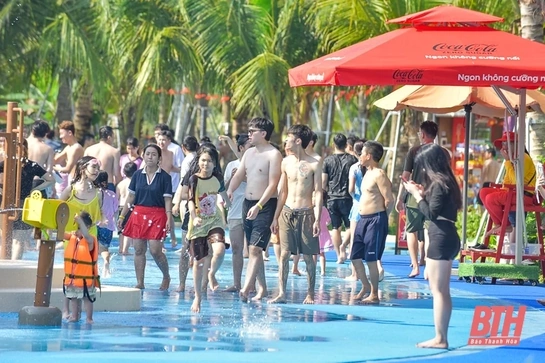 Du khách giải nhiệt ngày hè tại Sun World Sầm Sơn