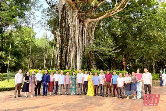 Đoàn đại biểu Mặt trận Lào xây dựng đất nước tỉnh Hủa Phăn dâng hương tại Khu di tích Quốc gia đặc biệt Lam Kinh