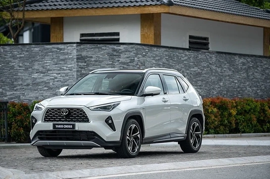 Toyota Việt Nam triệu hồi gần 1.500 xe Yaris Cross HEV do lỗi kính nóc