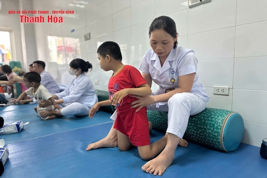 Đồng hành chăm sóc, điều trị trẻ bại não