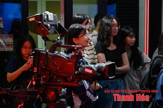 Sinh viên truyền thông trong “cuộc đua” với AI