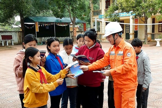 Nắng nóng gay gắt, người dân chủ động sử dụng điện tiết kiệm, tránh hóa đơn tiền điện tăng cao