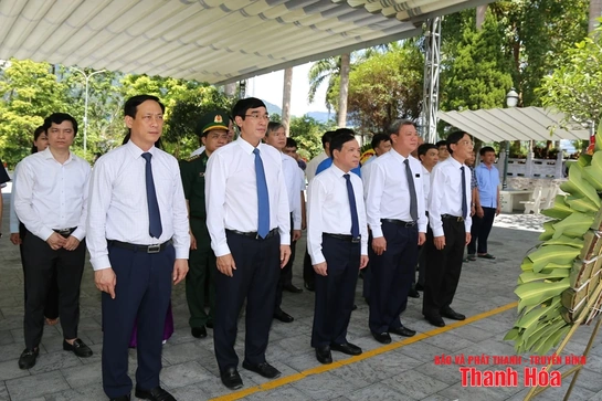 Phó Bí thư Thường trực Tỉnh ủy  Lại Thế Nguyên viếng anh hùng liệt sĩ tại các nghĩa trang thuộc tỉnh  Tuyên Quang