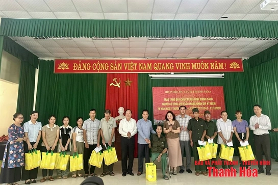 Hiệp hội Du lịch tỉnh link vào m88 bhki Hóa trao nhà tình nghĩa, tặng quà gia đình chính sách