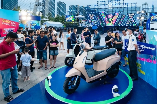 Người dùng hào hứng với xe máy điện VinFast Evo Grand có thêm pin phụ linh hoạt, giá hấp dẫn