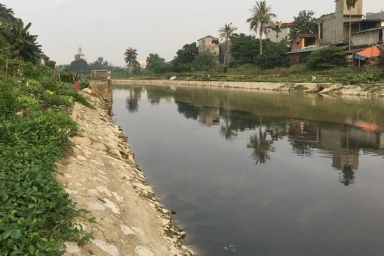 Người dân bức xúc vì mương thoát nước bị ô nhiễm nghiêm trọng