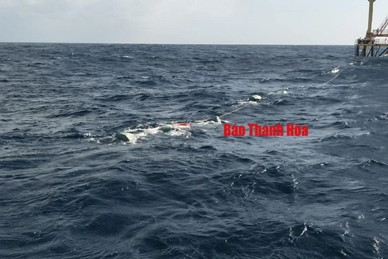 Tặng quốc kỳ có chữ ký của đội tuyển bóng đá Việt Nam cho cán bộ, chiến sỹ Nhà giàn DK1/15