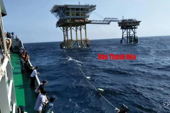 Thăm, tặng quà và chúc mừng năm mới chiến sỹ trên 3 Nhà giàn thuộc bãi Tư Chính 
