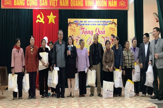 Vietravel Thanh Hóa trao quà Tết cho người nghèo