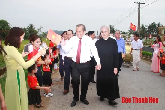 Phó Thủ tướng Thường trực Chính phủ Trương Hòa Bình thăm giáo xứ Phúc Lãng