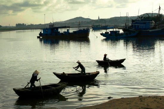 Những chiếc thuyền nan nơi cửa biển