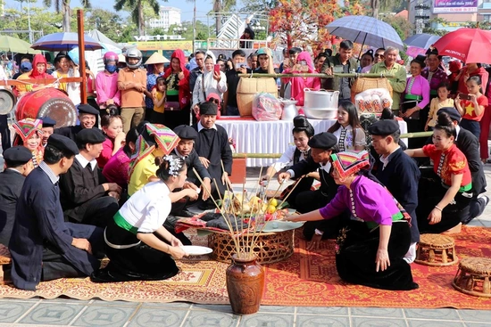 Nhiều nghi thức văn hóa độc đáo được trình diễn trong “Ngày hội Văn hóa dân tộc Thái”