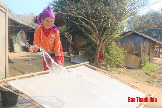 Năm mới, xem người dân tộc Mông Mường Lát làm giấy bản thờ cúng