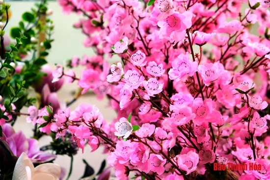 Tràn ngập hoa giả tiền triệu trang trí Tết