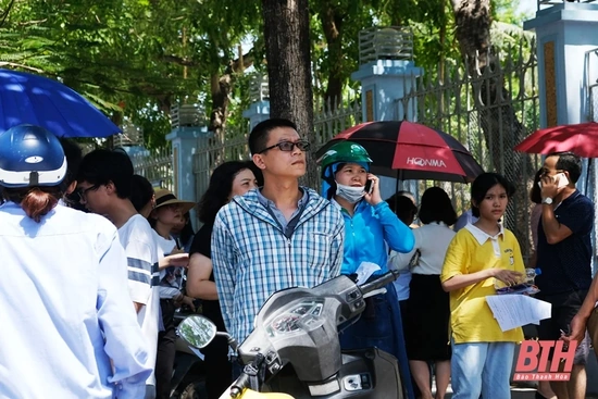 Kỳ thi tuyển sinh lớp 10:  Phụ huynh đội nắng hồi hộp chờ con thi