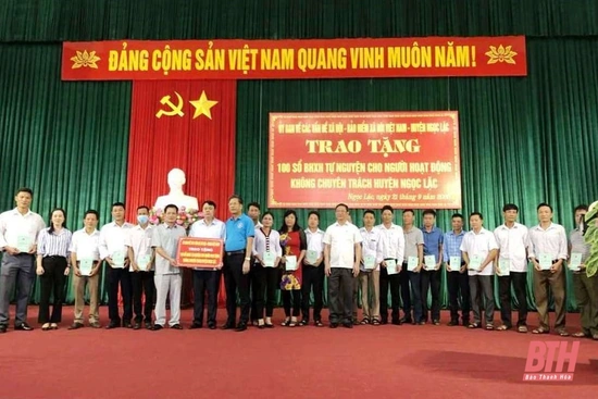 Tặng sổ BHXH cho cán bộ không chuyên trách thôn, bản trên địa bàn huyện Ngọc Lặc