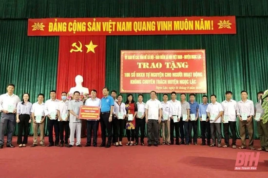 Tặng sổ BHXH cho cán bộ không chuyên trách thôn, bản trên địa bàn huyện Ngọc Lặc