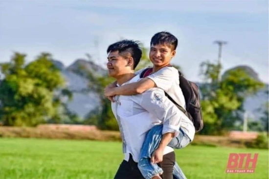Trường ĐH Y Thái Bình sẵn sàng miễn học phí cho cậu bé 10 năm cõng bạn đến trường