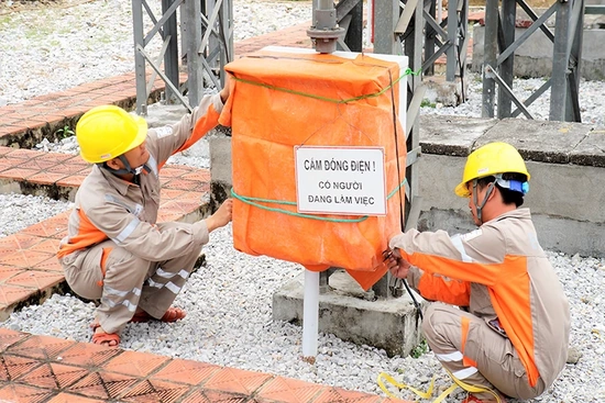 Bảo đảm an toàn điện trong mùa mưa, bão