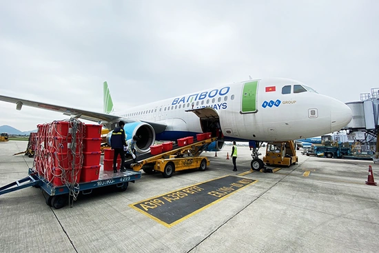 Chuyến bay đặc biệt của Bamboo Airways chở hàng cứu trợ hạ cánh miền Trung