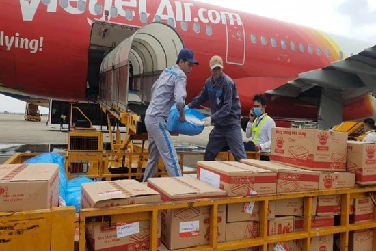 Chung tay hướng về miền Trung, cùng Vietjet góp 10.000 đồng ủng hộ mỗi vé bay