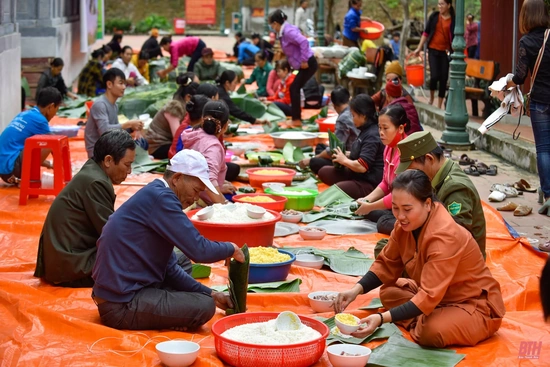Bà con xứ Thanh gói bánh chưng gửi về tâm lũ