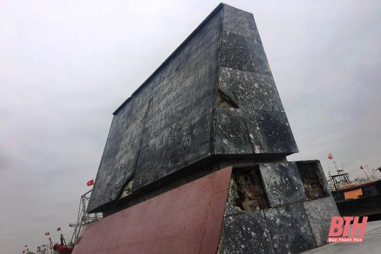 Bia ghi địa danh đầu tiên đón đồng bào Miền Nam tập kết ra Bắc bị hư hỏng nặng