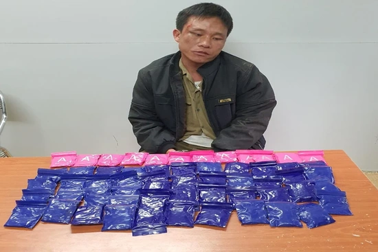 Bắt đối tượng vận chuyển 12.000 viên hồng phiến từ Lào về Việt Nam tiêu thụ