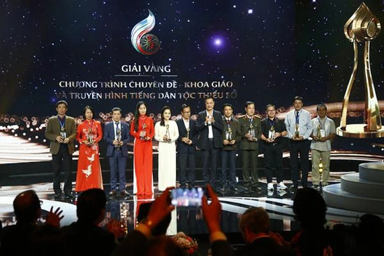 Tặng Bằng khen cho nhóm tác giả đoạt giải tại Liên hoan Truyền hình toàn quốc 2020