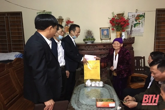 Huyện Thiệu Hoá thăm, tặng quà cán bộ lão thành cách mạng và cán bộ tiền khởi nghĩa