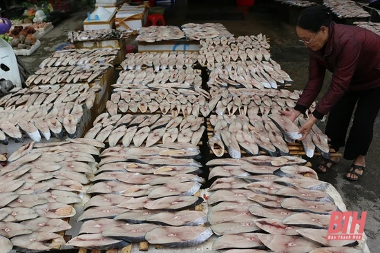 Các cơ sở buôn bán hải sản dồn sức cung ứng hàng những ngày cuối năm