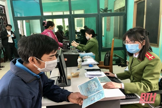 Công an huyện Hà Trung cấp 11.240 căn cước công dân gắn chip điện tử cho người dân