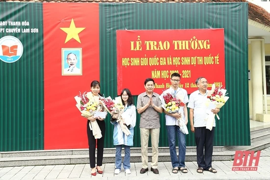Trường THPT chuyên Lam Sơn trao thưởng cho học sinh giỏi Quốc gia và học sinh dự thi quốc tế năm học 2020-2021